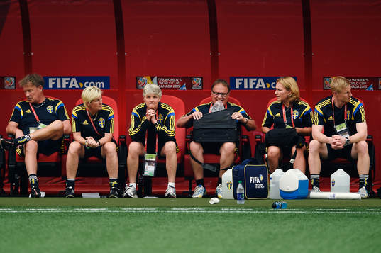 Sveriges förbundskapten Pia Sundhage på bänken
