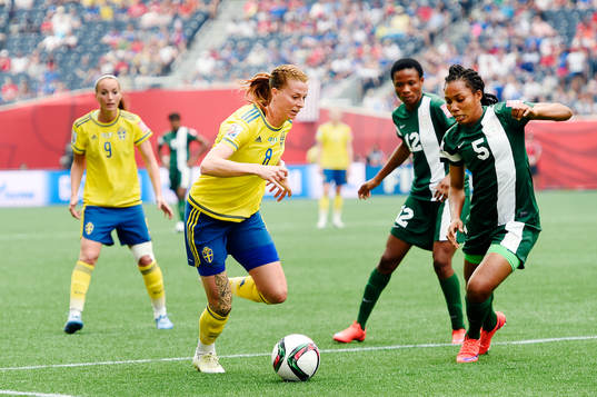 Sveriges Kosovare Asllani och Lotta Schelin mot Nigerias