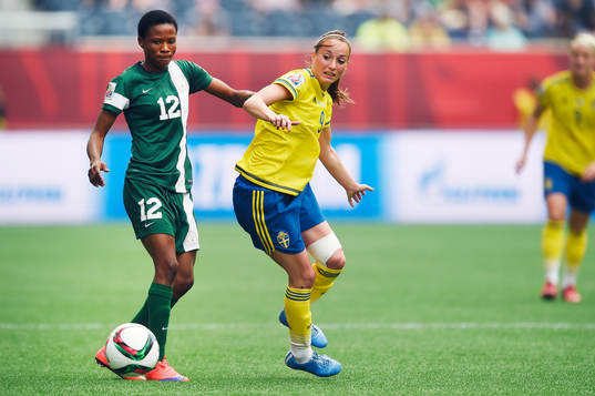 Nigerias Halimatu Ayinde och Sveriges Kosovare Asllani