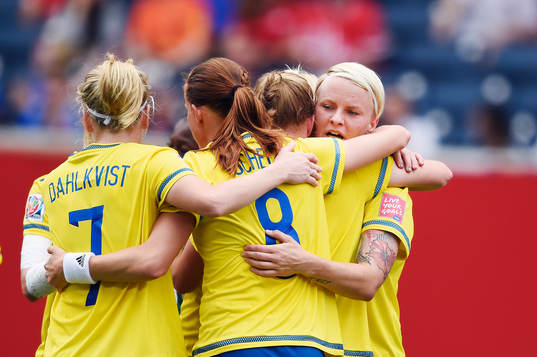 Sveriges spelare med Nilla Fischer (th) jublar