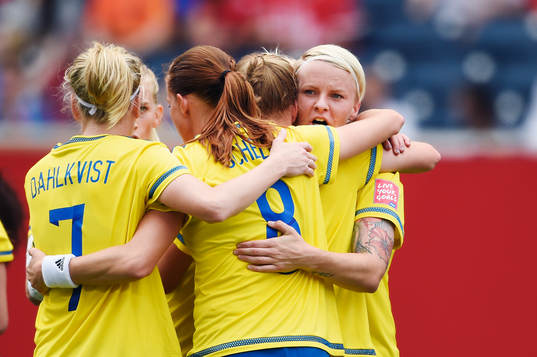Sveriges spelare med Nilla Fischer (th) jublar