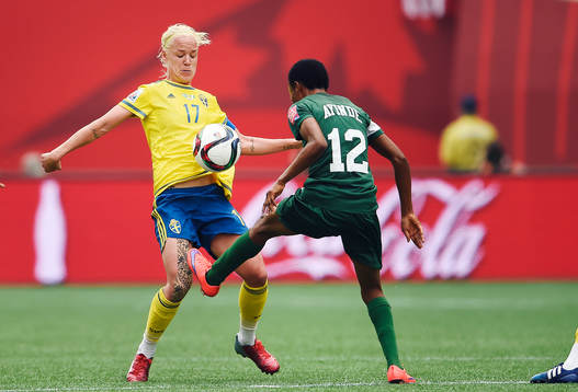 Sveriges Caroline Seger och Nigerias Halimatu Ayinde