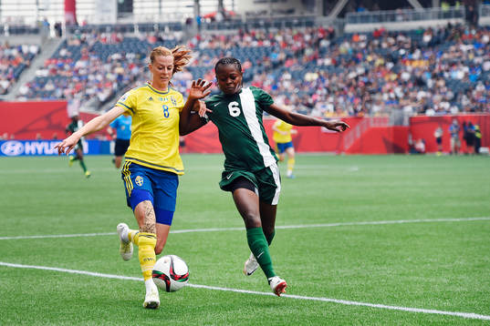 Sveriges Lotta Schelin och Nigerias Josephine Chukwunonye