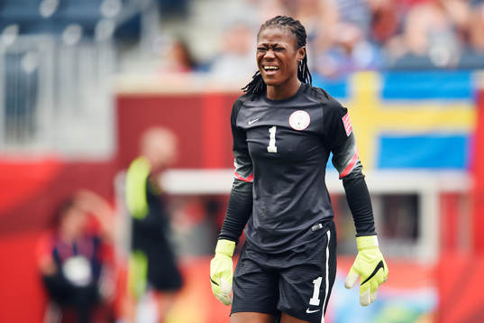 Nigerias målvakt Precious Dede deppar