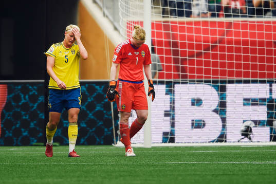 Sveriges Nilla Fischer och målvakt Hedvig Lindahl deppar