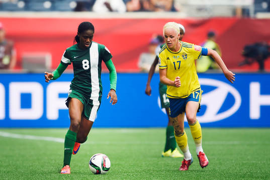 Nigerias Asisat Oshoala och Sveriges Caroline Seger