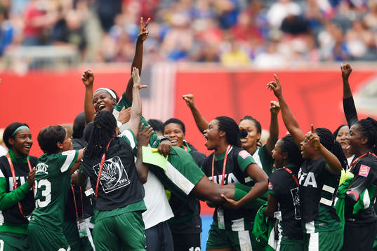 Nigerias spelare med Ngozi Okobi högst upp jublar