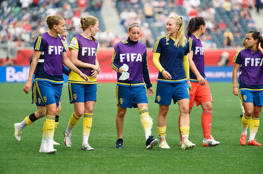 Sveriges Kosovare Asllani med lindat ben