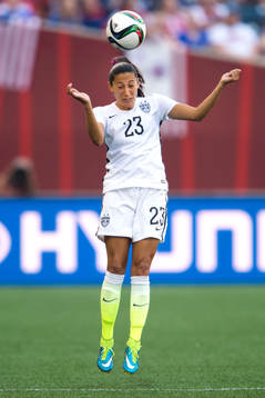 s Christen Press nickar en boll