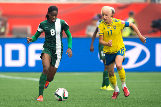 Nigerias Asisat Oshoala och Sveriges Caroline Seger