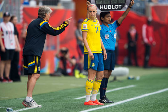 Sveriges förbundskapten Pia Sundhage ger instruktioner