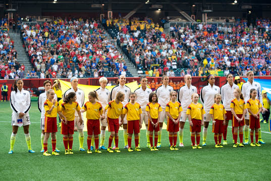 s spelare vid lineup innan fotbollsmatchen i VM mellan USA