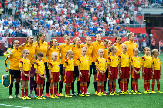 Australiens spelare vid lineup innan fotbollsmatchen i VM