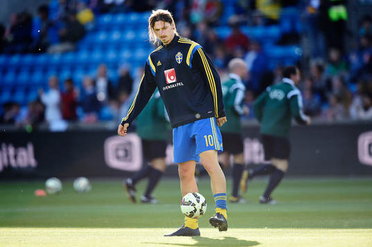 Sveriges Zlatan Ibrahimovic värmer upp
