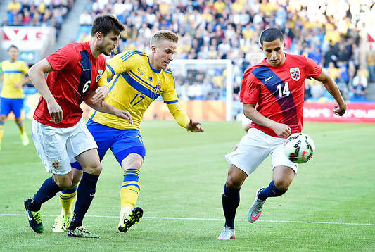 Norges Haavard Nordtveit och Omar Elabdellaoui i kamp mot