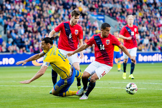 Sveriges Zlatan Ibrahimovic dras ner av Norges Håvard