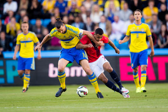Sveriges Zlatan Ibrahimovic i kamp Norges Joshua King
