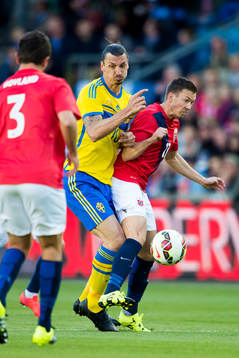 Sveriges Zlatan Ibrahimovic och Norges Martin Linnes