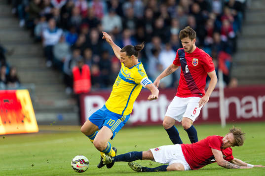 Sveriges Zlatan Ibrahimovic fälls av Norges Stefan Johansen