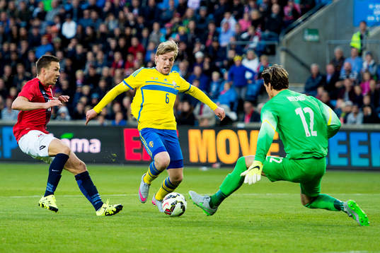 Sveriges Emil Forsberg och Norges målvakt Örjan Håskjold