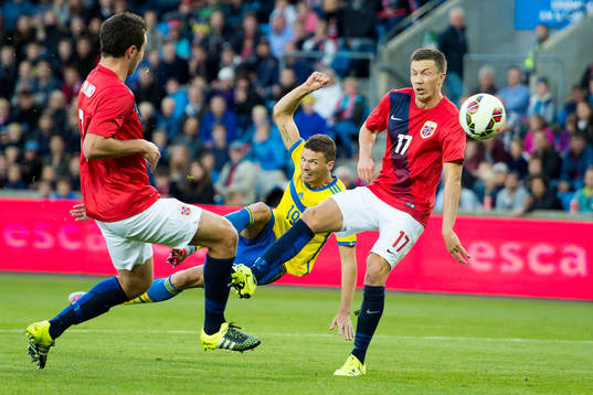 Sveriges Marcus Berg har en träff i stolpen medan Even