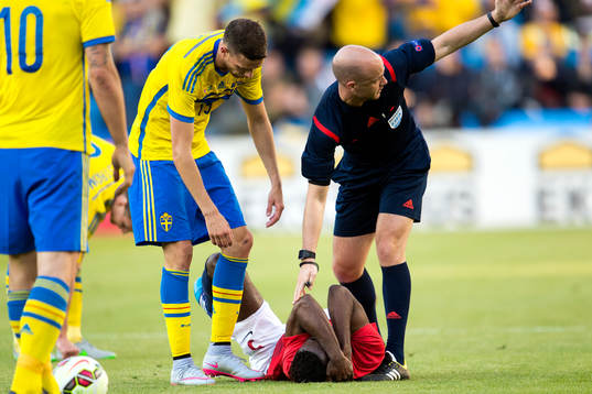 Sveriges Marcus Berg träffar Norges Alexander Tettey med