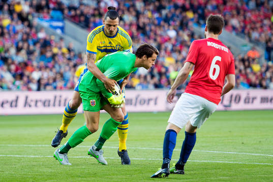 Sveriges Zlatan Ibrahimovic kopplar grepp om Norges