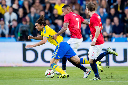 Sveriges Albin Ekdal dras ner av Norges Joshua King