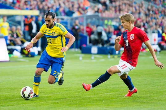 Sveriges Erkan Zengin  och Norges Martin Ödegaardunder