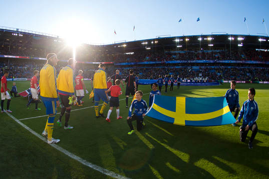 Sverige och Zlatan Ibrahimovic tågar in på arenan