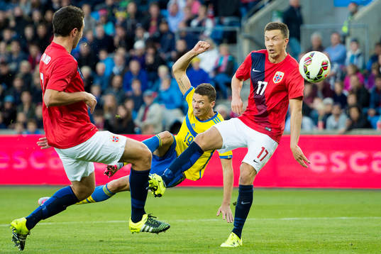 Sveriges Marcus Berg har en träff i stolpen medan Even