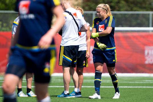 Sveriges målvakt Hilda Carlén gör sig illa