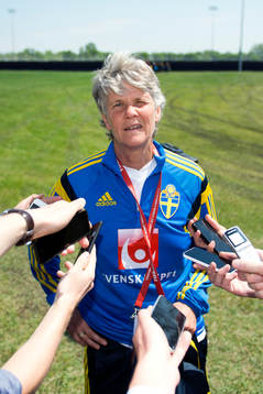 Sveriges förbundskapten Pia Sundhage blir intervjuad