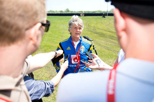 Sveriges förbundskapten Pia Sundhage blir intervjuad