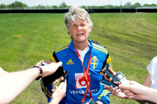 Sveriges förbundskapten Pia Sundhage blir intervjuad