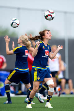 Sveriges Kosovare Asllani nickar en boll