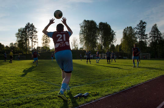 En spelare i Fränsta kastar ett inkast