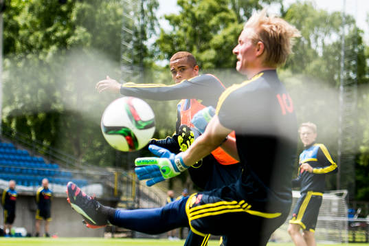Sveriges Robin Quaison skjuter mål bakom målvakt Jacob