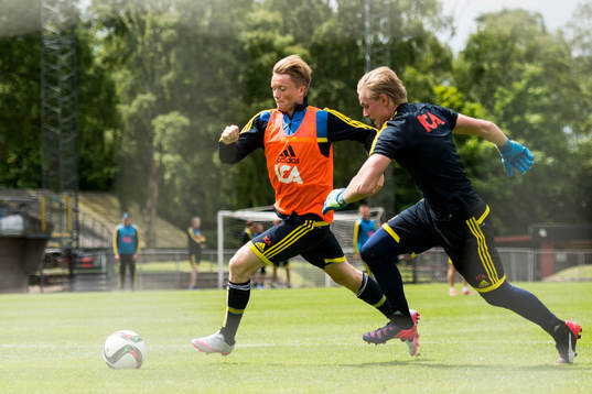 Sveriges Sam Larsson och målvakt Jacob Rinne