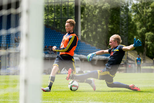 Sveriges Sam Larsson och målvakt Jacob Rinne