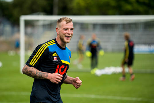 Sveriges John Guidetti skrattar