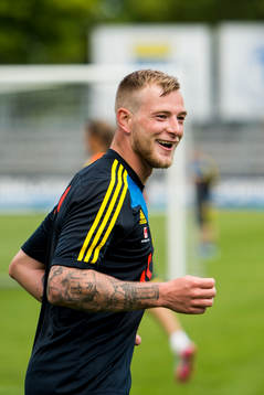 Sveriges John Guidetti skrattar