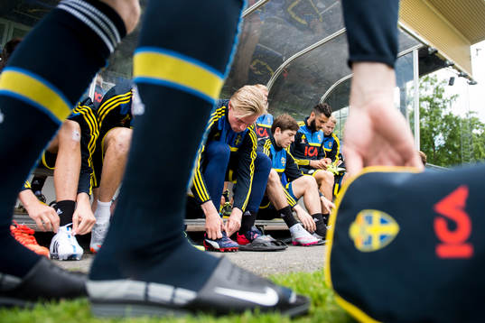 Sveriges spelare knyter skorna