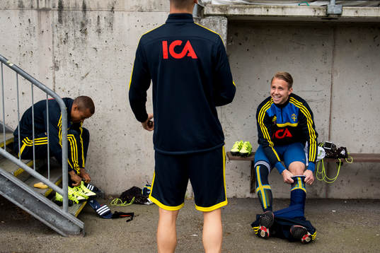 Sveriges Robin Quaison och målvakt Patrik Carlgren