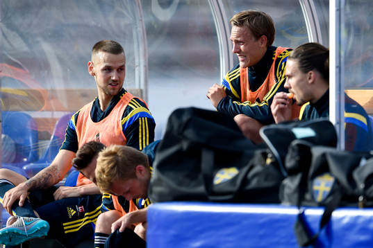 Sveriges Alexander Milosevic och Ludwig Augustinsson vilar