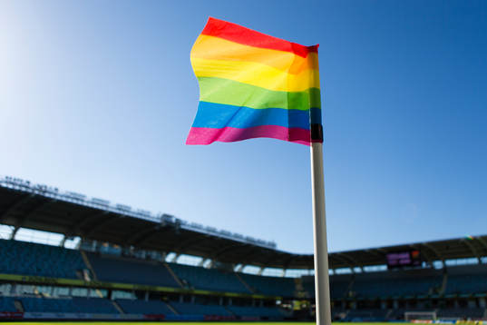 Prideflaggan som hörnflagga till fotbollsmatchen i