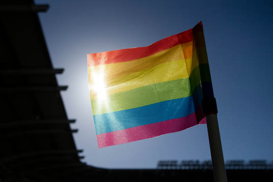 Prideflaggan som hörnflagga till fotbollsmatchen i