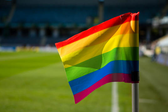 Prideflaggan som hörnflagga till fotbollsmatchen i