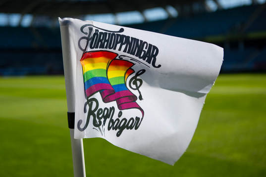 Prideflaggan som hörnflagga till fotbollsmatchen i