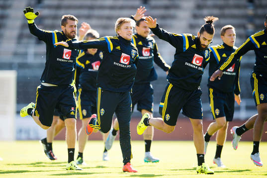 Sveriges målvakt Kristoffer Nordfeldt, Emil Forsberg och
